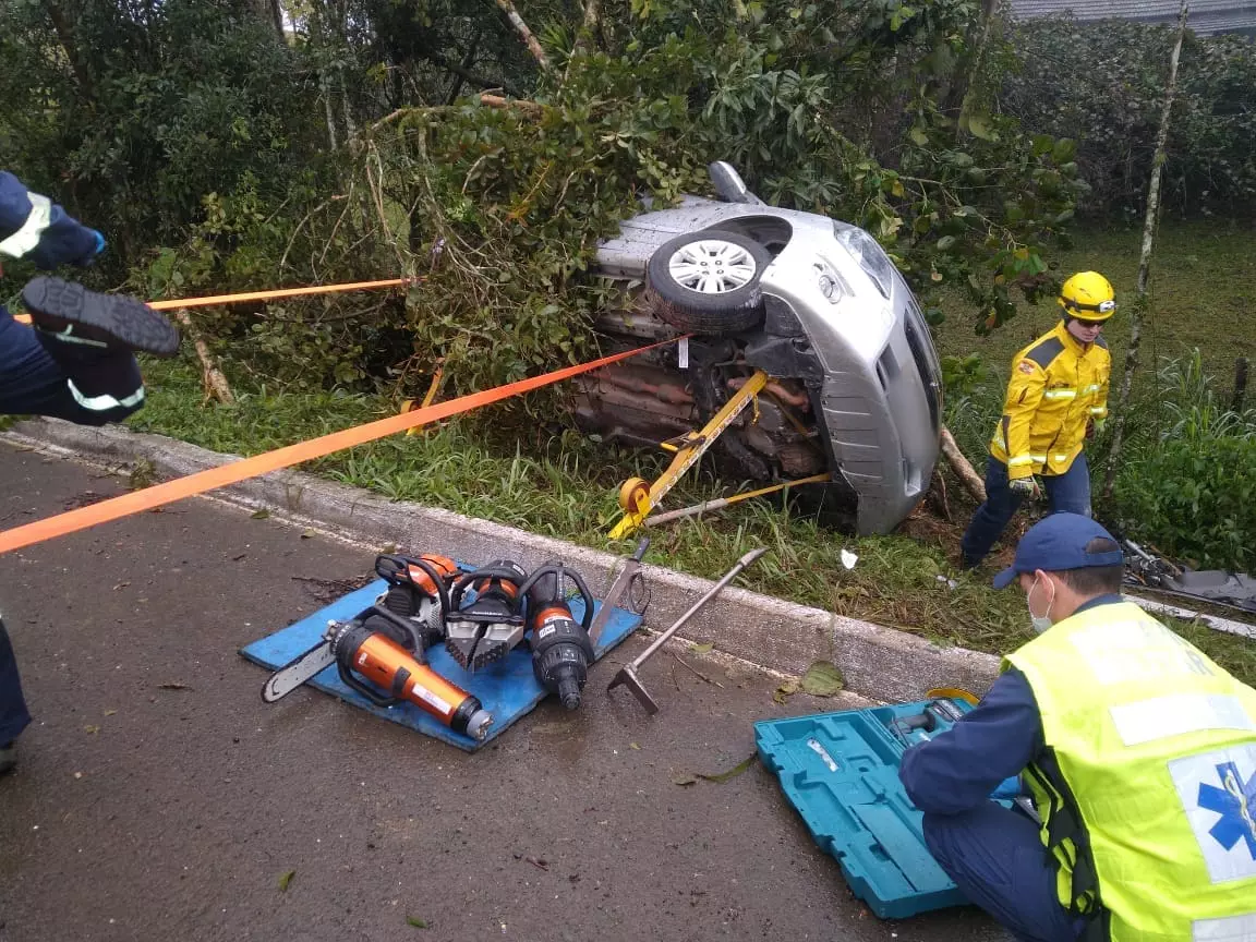 Motorista morre ao colidir com árvore na BR-280